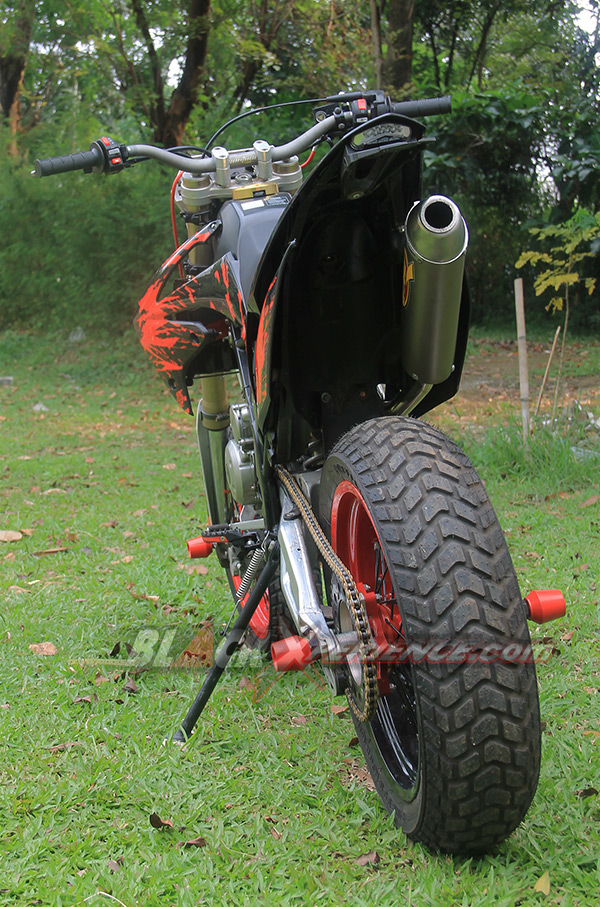 Tampak belakang Kawasaki KLX150 Supermoto Caos Custom Bike