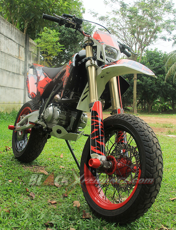 Kawasaki KLX150 Supermoto Caos Custom Bike