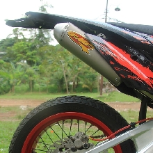 Sisi buritan Kawasaki KLX150 Supermoto