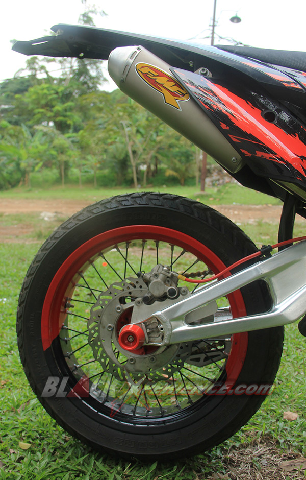 Sisi buritan Kawasaki KLX150 Supermoto