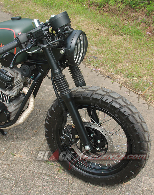 Suspensi dan rangka kompak berwarna hitam