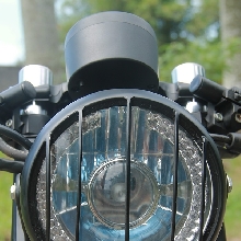 Aksen kebiruan pada headlight menambah kesan trendi