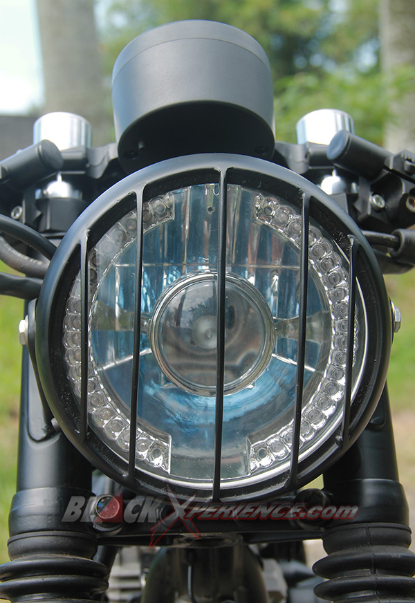 Aksen kebiruan pada headlight menambah kesan trendi