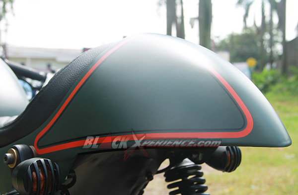 Buntut semu di padu lis merah