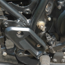 Foot stop pun turut dibalut warna hitam senada rangka