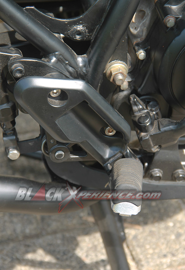 Foot stop pun turut dibalut warna hitam senada rangka