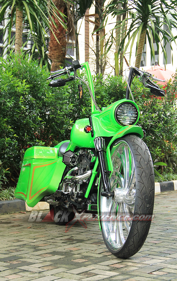 H-D Roadking 2005 Green Goblin Chicano Style