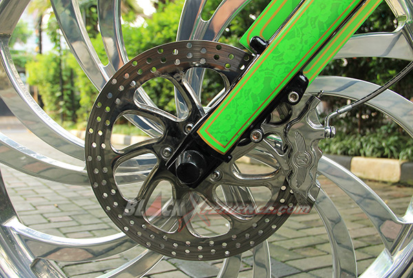 Velg depan berdiameter 30 inci