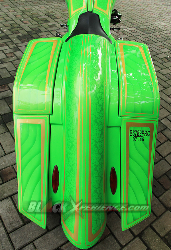 Airbrush bertema Prada & Chicano style