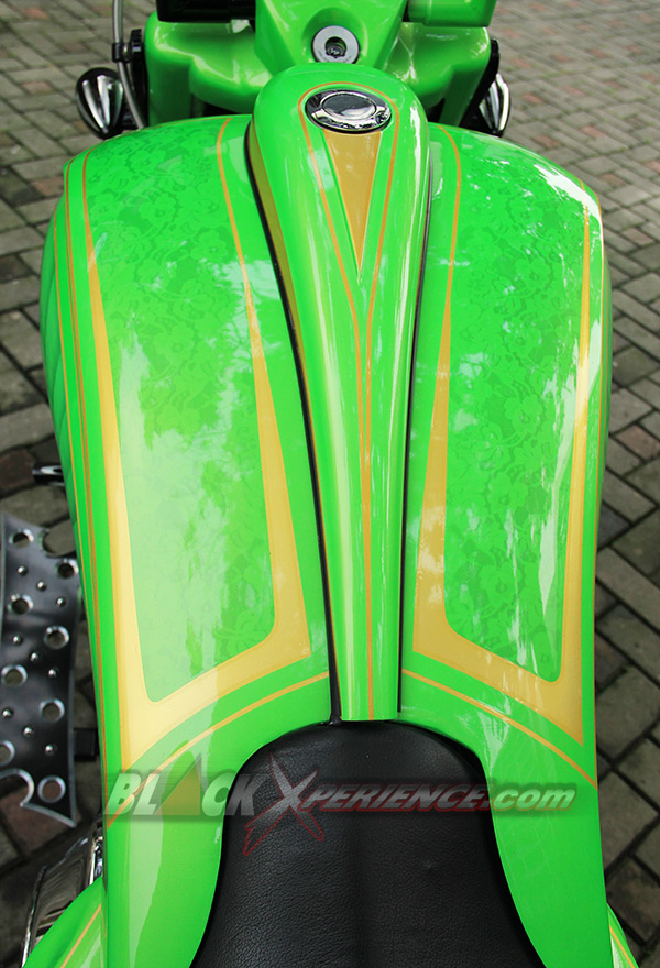 Tangki juga dibalut airbrush dengan motif batik