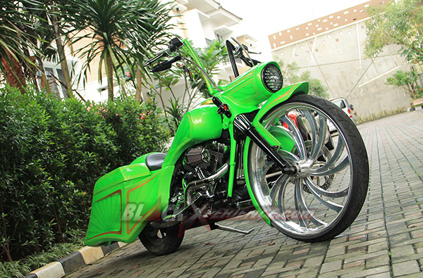 H-D Roadking 2005 Green Goblin Chicano Style