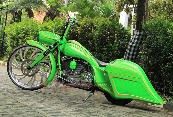 Tampak samping H-D Roadking 2005