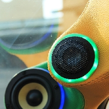 Speaker depan split 3-way di pilar A