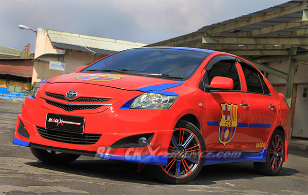 Spoiler lip dibuat beda warna senada konsep edisi Barca 