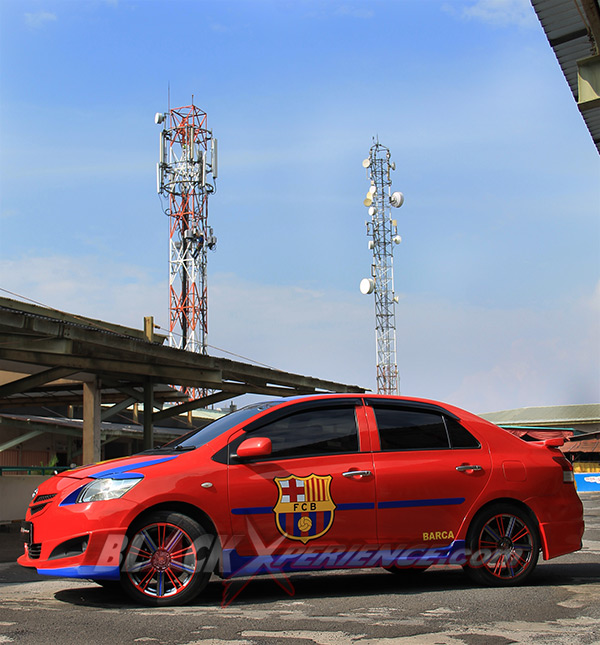 Sisi samping Toyota Limo TRD edisi Barca