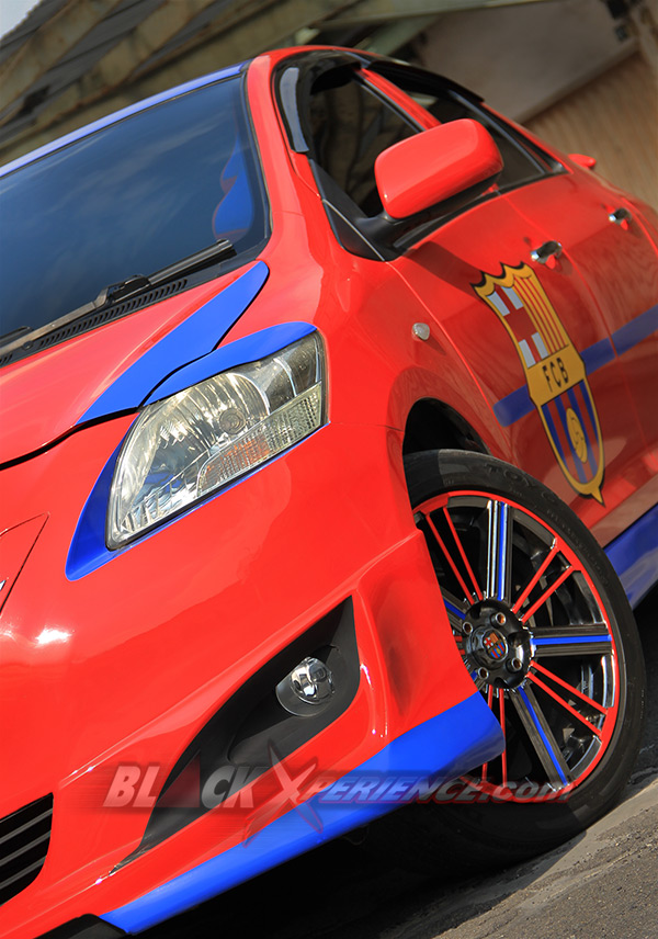 Permainan warna biru terdapat pula pada beberapa sisi bodi eksteriornya