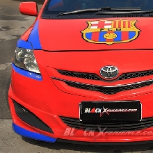 Logo Barcelona alias Barca terpampang di atas kap mesinnya