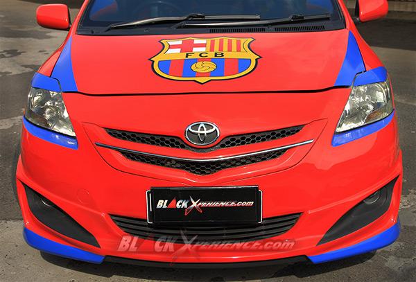 Logo Barcelona alias Barca terpampang di atas kap mesinnya