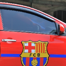 Logo Barca terdapat pula di bagian pintunya