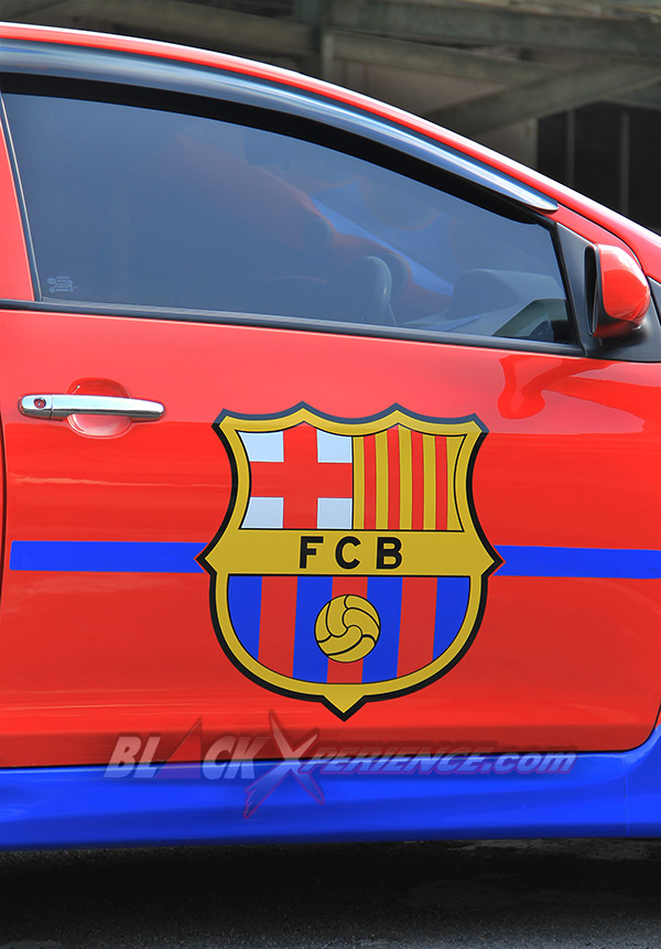 Logo Barca terdapat pula di bagian pintunya