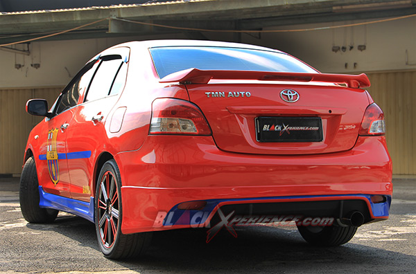 Tampak belakang Toyota Limo TRD edisi Barca