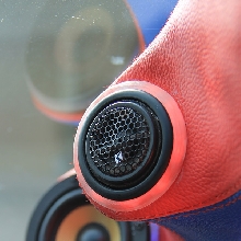 Speaker 3-way dan tweeter terletak di pilar A