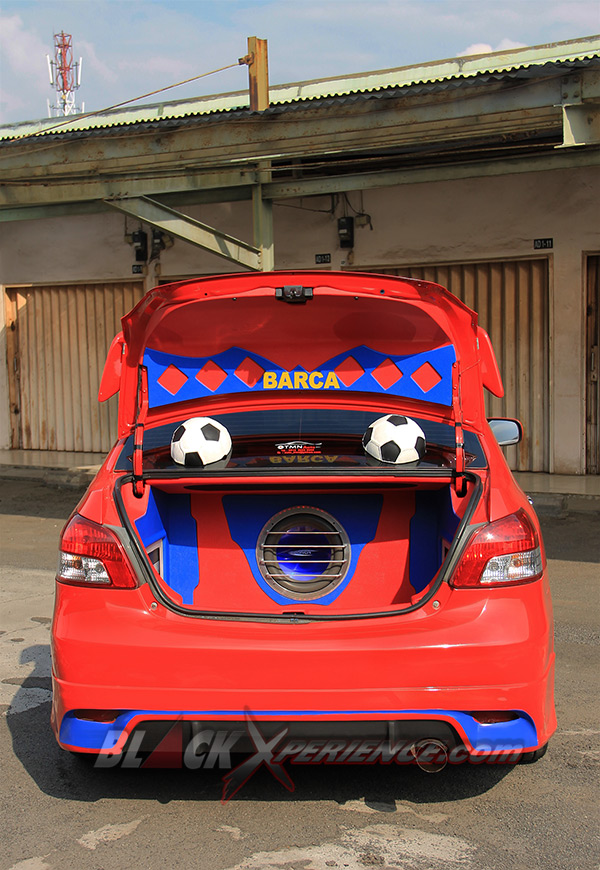 Aksesoris bola menghiasi modifikasi ini