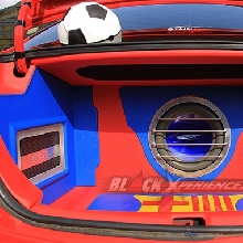 Perangkat audio memenuhi bagasi