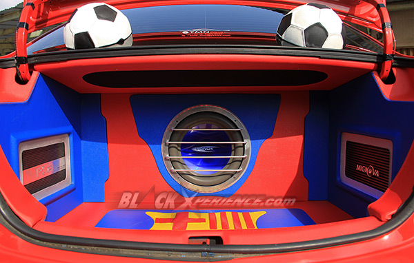 Perangkat audio memenuhi bagasi