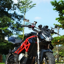 Tampilan depan nampak garang dengan gaya Ducati