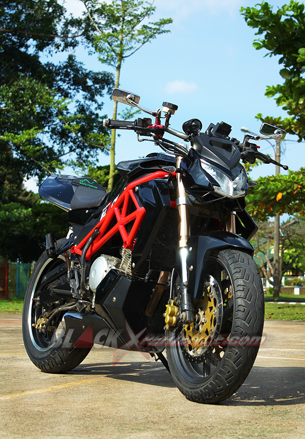 Tampilan depan nampak garang dengan gaya Ducati