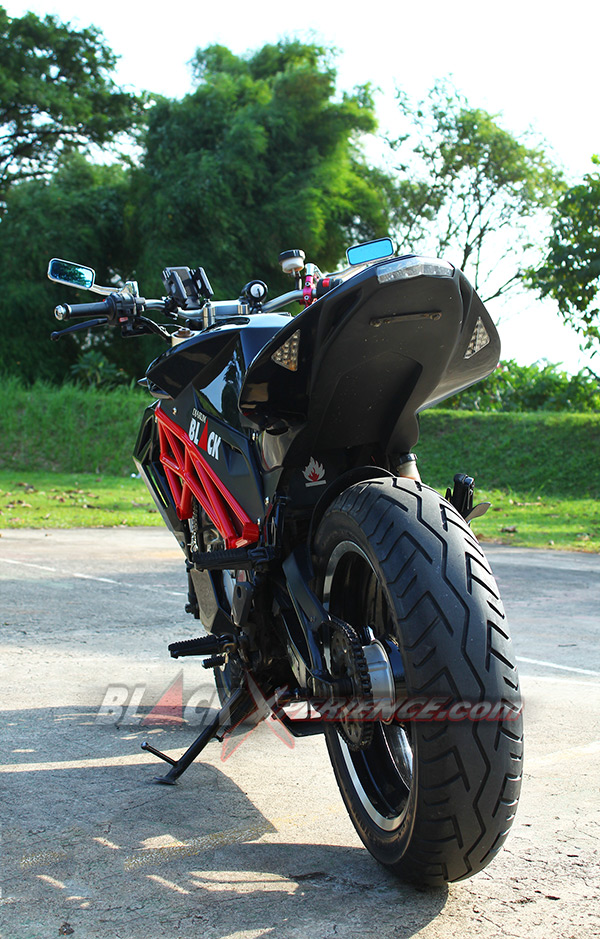 Tampak belakang Yamaha Scorpio street fighter