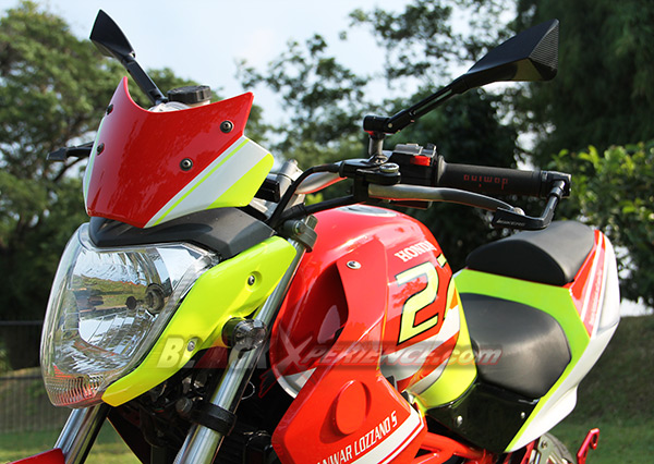 Komposisi warna melambangkan sportivitas mulai dari depan hingga belakang