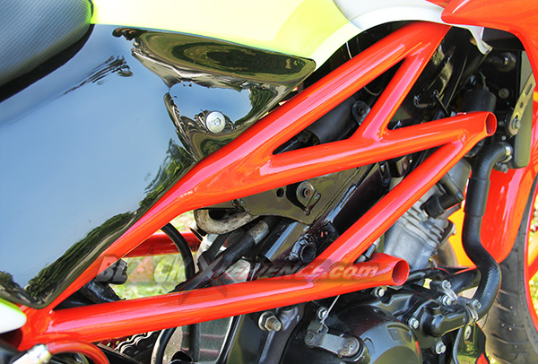 Sasis tubular menguatkan kesan street fighter