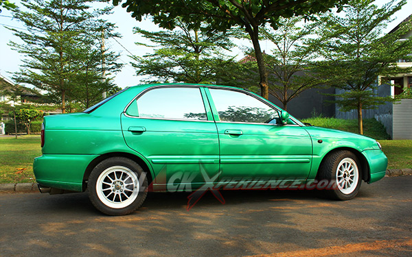 Sisi samping Suzuki Baleno drag race