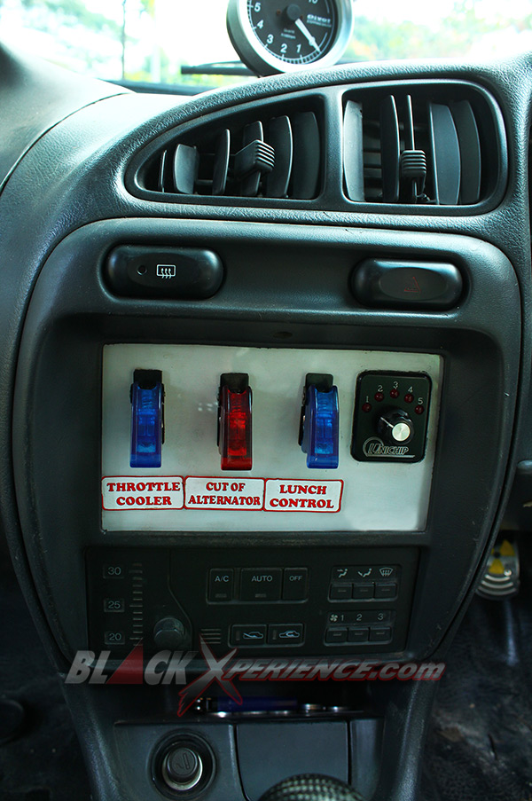 Panel switch menggantikan keberadaan head unit