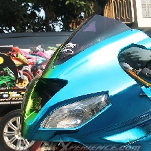 Sisi kiri mengeksplor warna biru