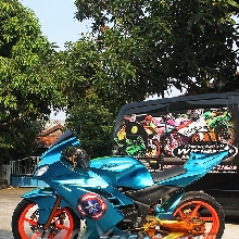 Bagian samping Kawasaki Ninja RR