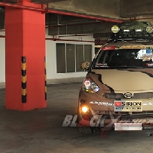 Berfoto di area parkir