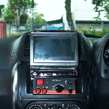 Dashboard dipenuhi perangkat pendukung audio