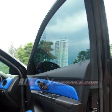 Door trim diberi aksen biru senada jok