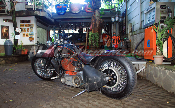 Sisi samping Harley-Davidson Bad Boy Samurai Bike