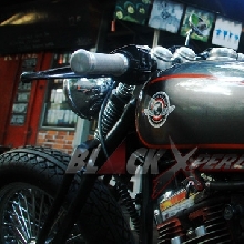 Tangki menyerupai Harley-Davidson Sportster