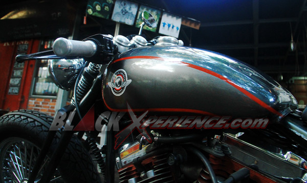 Tangki menyerupai Harley-Davidson Sportster