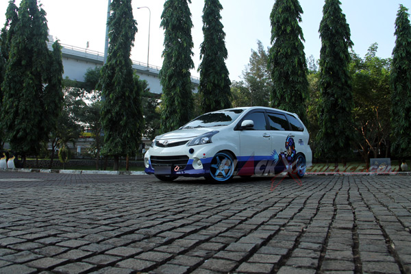 Perpaduan warna bodi membuat tampilan Toyota Avanza full entertainment game room ini menjadi makin menarik