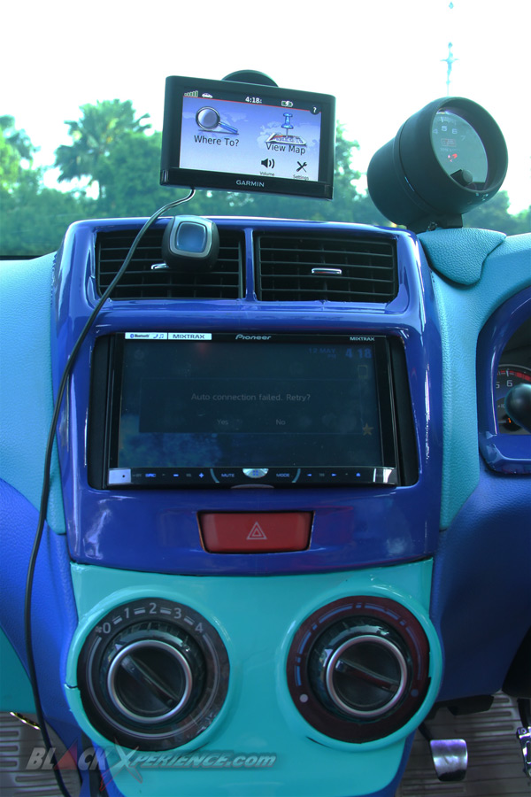 Komposisi head unit, GPS dan takometer