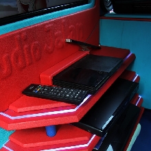 Perangkat entertainment di ruang kabin tengah