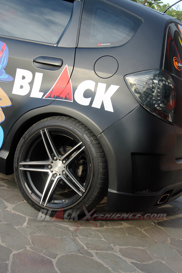 Velg belakang mengadopsi yang sama dengan depan yakni Lion Hart wheel R18