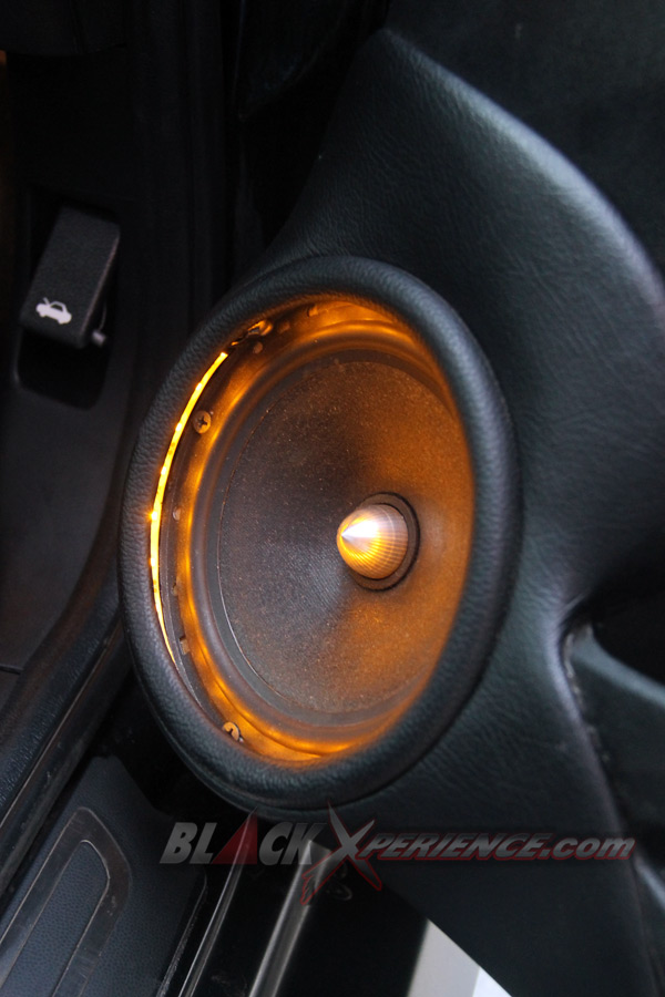 Speaker dibalut lamu LED