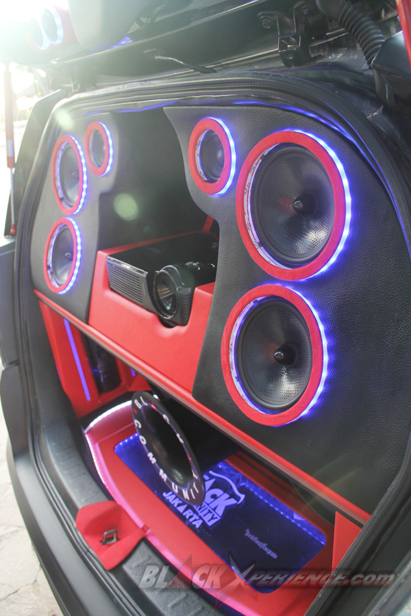 Perangkat interior berikut proyektor, kebanggan Arman sang owner saat kopi darat